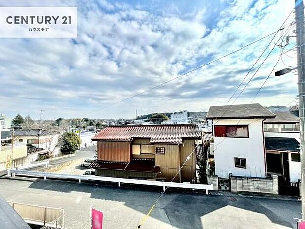 晴れた日には青い空を見渡せる開放的な時間を楽しめます。気持ちの良い風が通り抜ける街並みです!