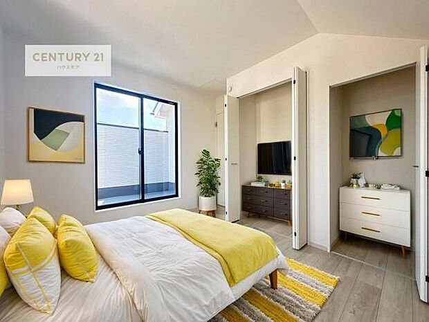 家具はCGパースです。バルコニーに面した洋室。優しい光が差し込む洋室は、朝の目覚めも気持ちが良さそうですね。おうち時間もゆったりと過ごすことができます。