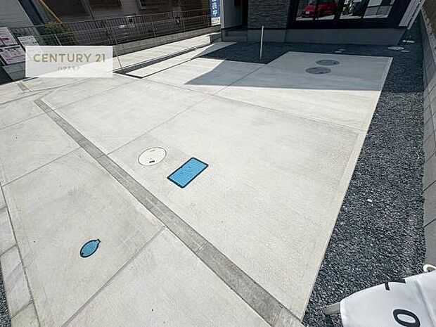 駐車スペースは2台分あります!セカンドカーはもちろん、バイクや自転車なども置き場所に困りません。