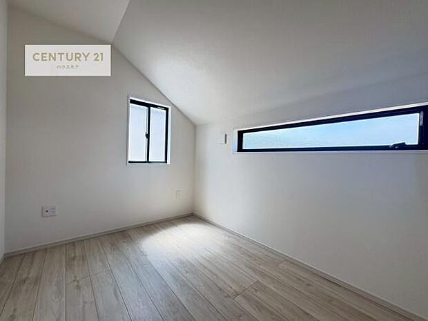 明るい室内は、風通しも良く、明るく大変居心地の良い空間となっております。リラックスして過ごせる心地の良いお部屋です!朝の目覚めがスッキリしますね!