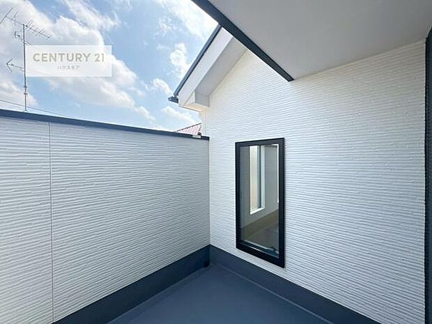 晴れた日には青い空を見渡せる開放的な時間を楽しめます。気持ちの良い風が通り抜ける街並みです!