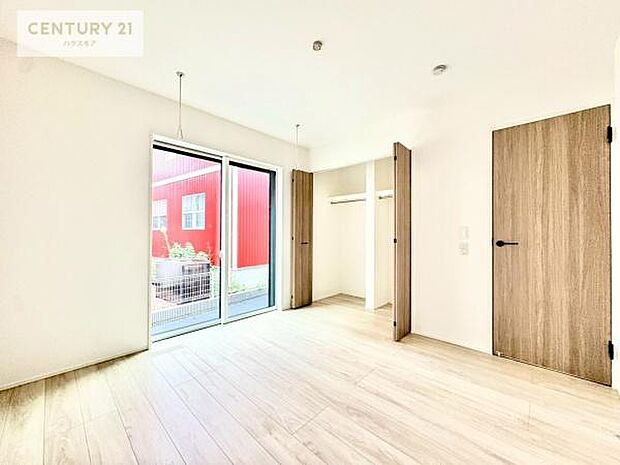 【現地販売会開催中】収納スペースがついています!居室をスッキリ整頓する事ができますね。家具を選ばないシンプルなデザインの為、家具を選ばずお気に入りの空間作りができそうですね。