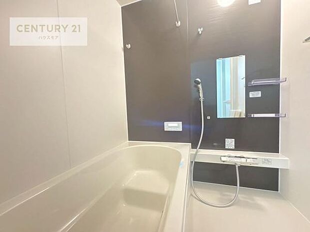 落ち着きある大人の雰囲気のバスルームは、味が出ていてバスタイムが充実！お仕事頑張っているご褒美にお好みの匂いの入浴剤を入れて、楽しんでみてはいかがでしょうか？