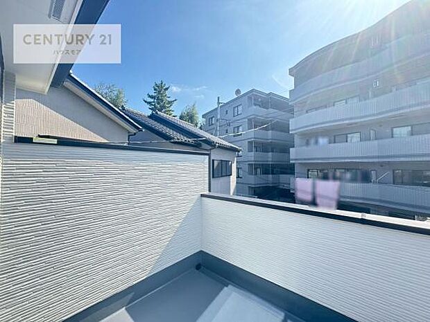 広々としているバルコニーです!お洗濯物を干すのはもちろん、風に当たりながらくつろぎタイムが送れます!