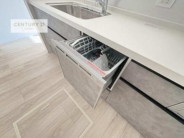 食洗機付きのキッチンです!忙しい時や手荒れ防止として大変活躍する便利な仕様です!ビルトインなのでキッチンの場所を取らず調理スペースを広く使うことが出来ます!