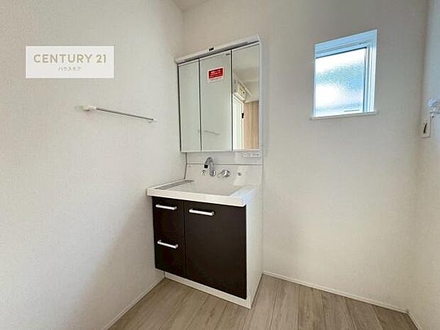 小窓のついた洗面所は、光と風が入りやすく、いつでも快適にお使いいただけます。三面鏡で使い勝手が良く、鏡裏収納も備えておりますので、日用品やスキンケア用品もすっきり整理できます。