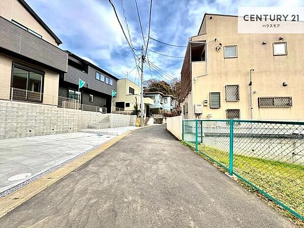 前面道路3.8m!陽当り良好な立地です。車庫入れが苦手な方も安心ですね。