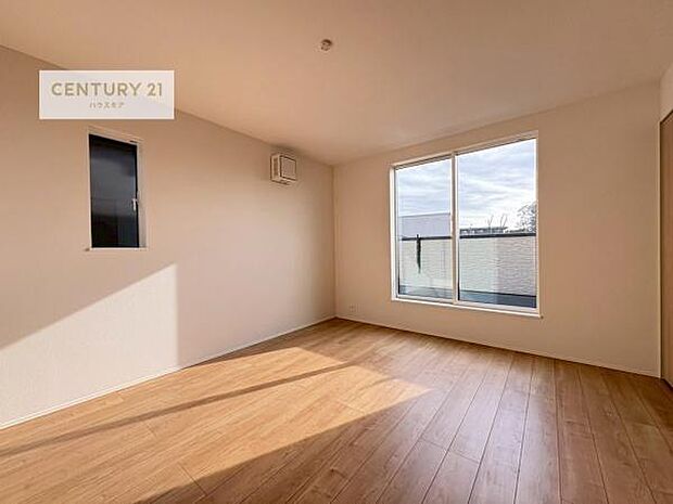 バルコニーに面している洋室です。明るく温もりがあり、換気もしっかりできます!朝起きて、外に出て背伸びをしつつ深呼吸をし良い朝を迎え入れることができます。