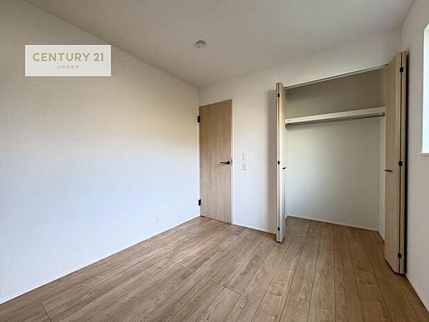 掃き出し窓がないお部屋は、お子様のお部屋としても安心です！収納スペースも充実しているので散らかったお部屋をサッと片付けられます！