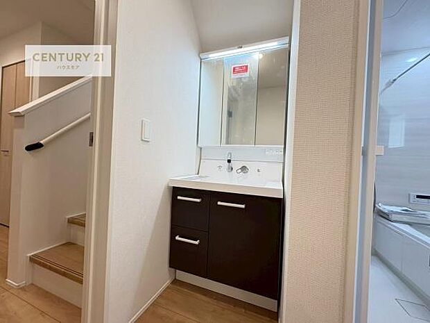 三面鏡仕様の洗面所は、身だしなみがしやすい造り!裏は収納になっています。ドライヤーやお化粧道具を片付けられるので洗面台周りをスッキリと見せることが出来ます!