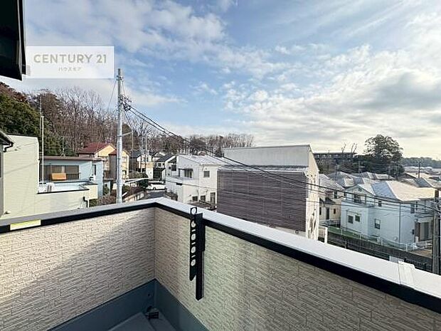 広々としたバルコニーで一日の始まりをスタート!お洗濯ものをたっぷり気持ちよく干せます!