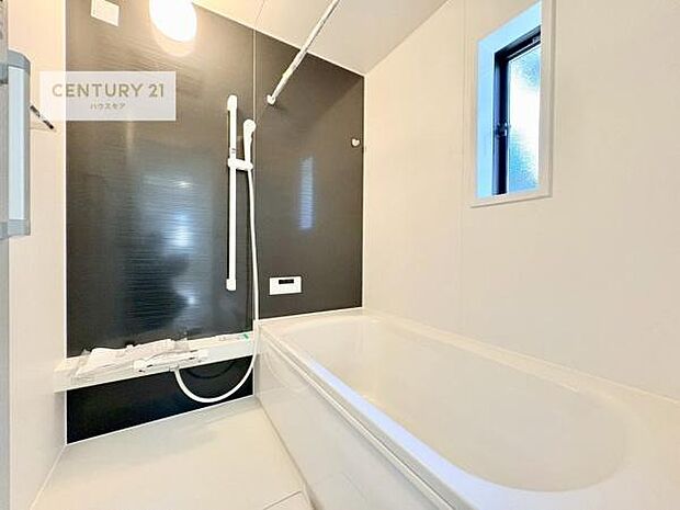 白を基調とした清潔感のあるバスルーム!快適なバスタイムが送れます!1日の疲れをしっかりと癒してくれる素敵なリラクゼーション空間になりそうですね。