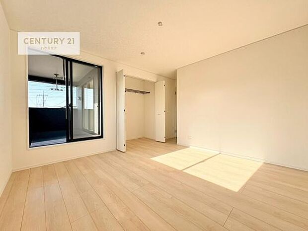 明るい室内は、風通しも良く、明るく大変居心地の良い空間となっております。リラックスして過ごせる心地の良いお部屋です!