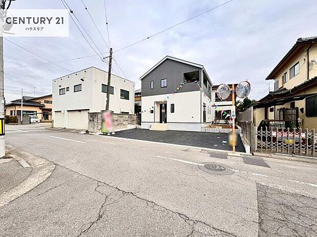 前面道路は8.01m!陽当り良好な立地です。車庫入れが苦手な方も安心ですね。