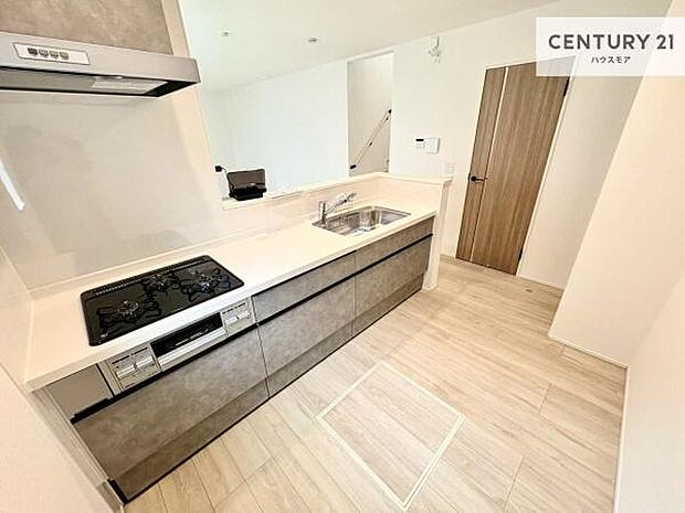 ゆとりある調理スペースで作業がしやすい快適なキッチンです!お子様と一緒にお菓子造りも楽しめる広々スペースです。楽しい調理時間になりそうですね!