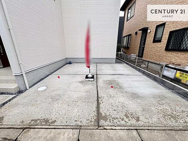 駐車スペースは2台分あります!セカンドカーはもちろん、バイクや自転車なども置き場所に困りません。