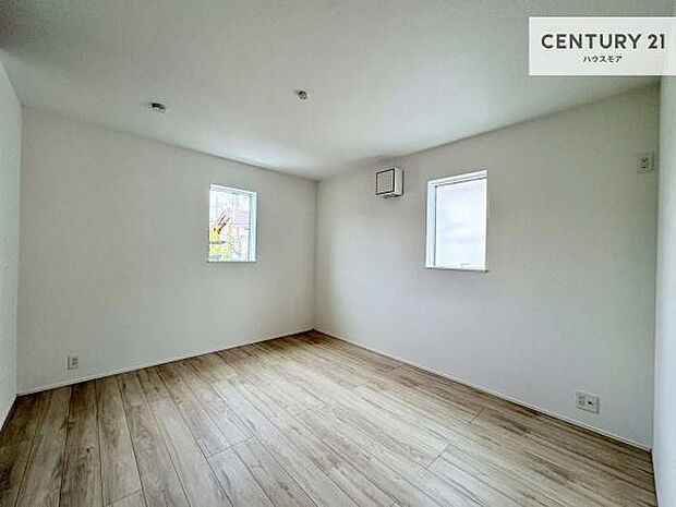 2面採光を確保した明るい室内は、風通しも良く、明るく大変居心地の良い空間となっております。リラックスして過ごせる心地の良いお部屋です!