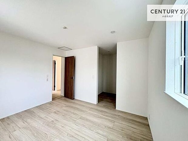 収納スペースがついています!居室をスッキリ整頓する事ができますね。家具を選ばないシンプルなデザインの為、家具を選ばずお気に入りの空間作りができそうですね。