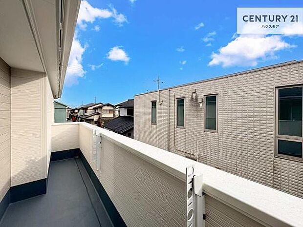 晴れた日には青い空を見渡せる開放的な時間を楽しめます。気持ちの良い風が通り抜ける街並みです!