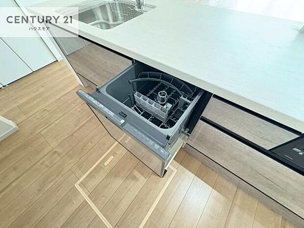 食洗機付き!忙しい時や冬場は手荒れ防止として大活躍します!ビルトイン仕様なので、場所も取らず調理スペースも広く使えて手際よく作業が出来ます!