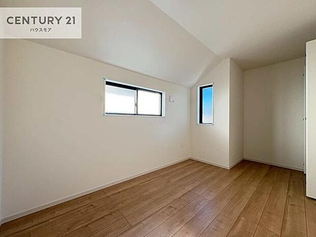 2面採光を確保した明るい室内は、風通しも良く、明るく大変居心地の良い空間となっております。リラックスして過ごせる心地の良いお部屋です!朝の目覚めがスッキリしますね!