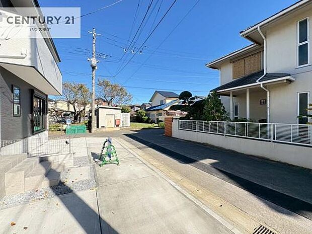 前面道路は4.5m!陽当り良好な立地です。車庫入れが苦手な方も安心ですね。