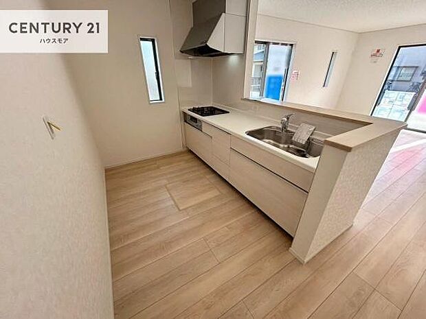 大人気の対面式システムキッチンを採用しています!ご家族のコミュニケーションが自然と増える設計です。お子様にも目が届くので嬉しいですね!広々使えて快適に作業が進みます。