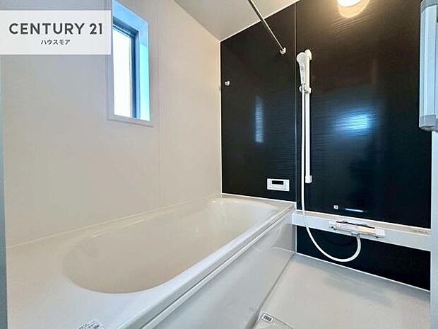 落ち着きある大人の雰囲気のバスルームは、味が出ていてバスタイムが充実!お仕事頑張っているご褒美にお好みの匂いの入浴剤を入れて、楽しんでみてはいかがでしょうか?