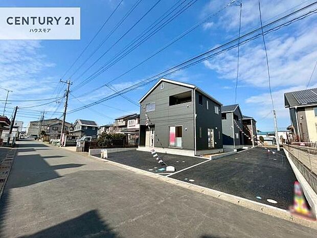 前面道路5!陽当り良好な立地です。車庫入れが苦手な方も安心ですね。