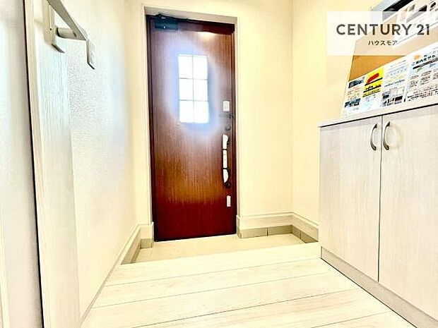 シューズボックス付きなので、玄関が片付きお掃除がしやすいです!スッキリした玄関で戸を開けた瞬間、清潔感のある心地いい空間が出迎えてくれます。