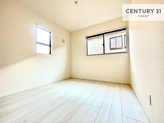 2面採光を確保した明るい室内は、風通しも良く、明るく大変居心地の良い空間となっております。リラックスして過ごせる心地の良いお部屋です!朝の目覚めがスッキリしますね!