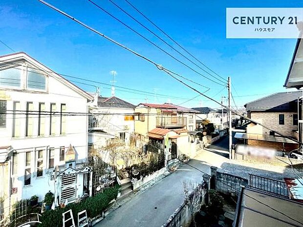 晴れた日には青い空を見渡せる開放的な時間を楽しめます。気持ちの良い風が通り抜ける街並みです!