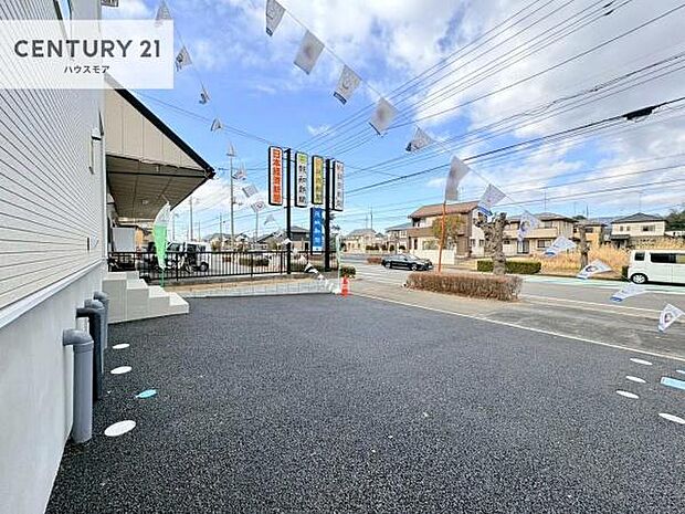 駐車スペースは2台分あります!セカンドカーはもちろん、バイクや自転車なども置き場所に困りません。