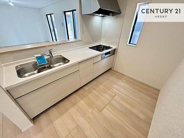 大人気の対面式システムキッチンを採用しています!ご家族のコミュニケーションが自然と増える設計です。お子様にも目が届くので嬉しいですね!広々使えて快適に作業が進みます。