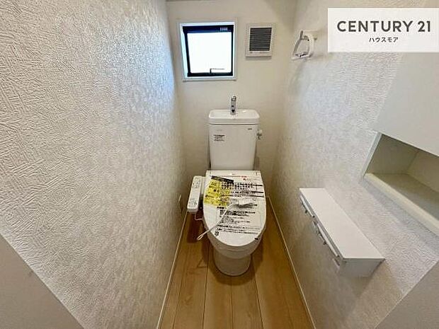 1・2階にトイレがございます!朝の忙しい時間帯も待たずにすみそうですね。白を基調とした清潔感のあるトイレでお手入れがしやすいです!