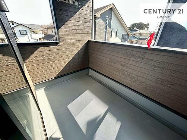 陽当たりの良いバルコニーで、お洗濯物もよく乾きそうですね!お天気の良い日にはバルコニーへ出てリフレッシュするのも気持ちよさそうです。