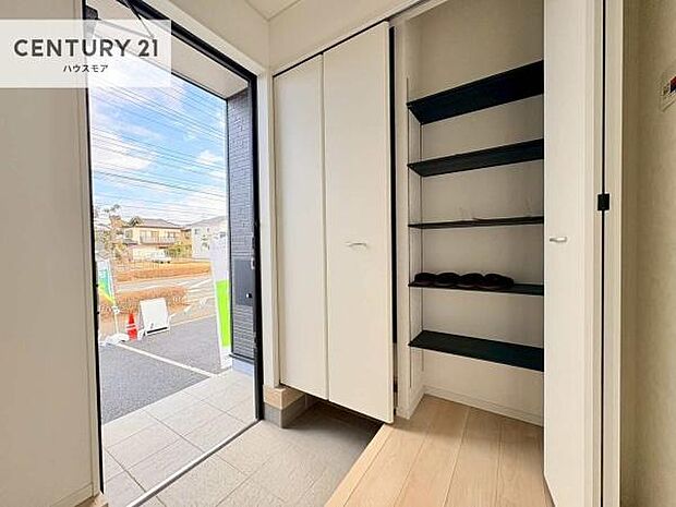 シューズボックス付きなので、玄関が片付きお掃除がしやすいです!スッキリした玄関で戸を開けた瞬間、清潔感のある心地いい空間が出迎えてくれます。