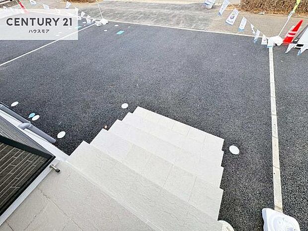 駐車スペースは2台分あります!セカンドカーはもちろん、バイクや自転車なども置き場所に困りません。