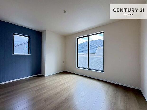 バルコニーへ面した洋室なので天気のいい日はバルコニーへ出てリフレッシュするのもいいですね!充実したプライベートタイムが送れる洋室!陽当たり、風通し良好です。