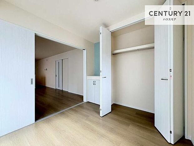 洋室は子供部屋や寝室、色々と用途多彩に利用できますね。収納力もたっぷりなので、広々気持ちよく過ごすことができます。