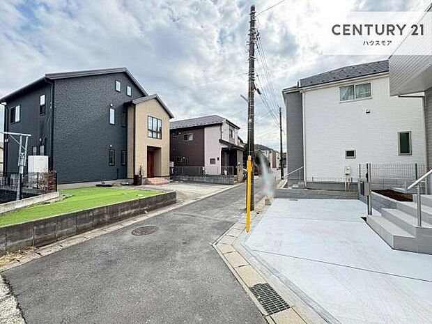 前面道路は4m×4m!陽当り良好な立地です。車庫入れが苦手な方も安心ですね。