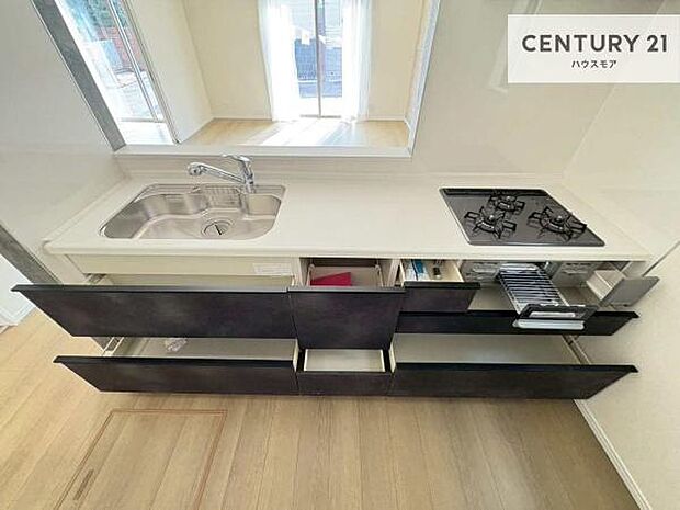 収納スペースが豊富で、調理スペースがスッキリと片付きひろ〜く活用できます!快適に作業ができます!毎日の料理が捗ります!