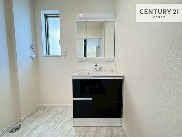 小窓付きの明るい洗面室です!湿気もすぐに入れ替えができて清潔に保つことができます!自然光が差し込むのでお化粧の仕上がりも良くなりますね!