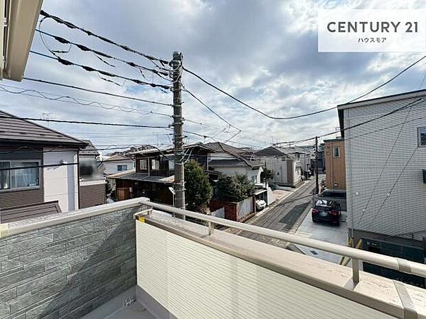 落ち着きある住宅街です!周囲には高い建物がなく、空が広く開放感があり、陽当たりを大きく遮られることもありません!気持ちの良い風が通り抜ける街並みです!