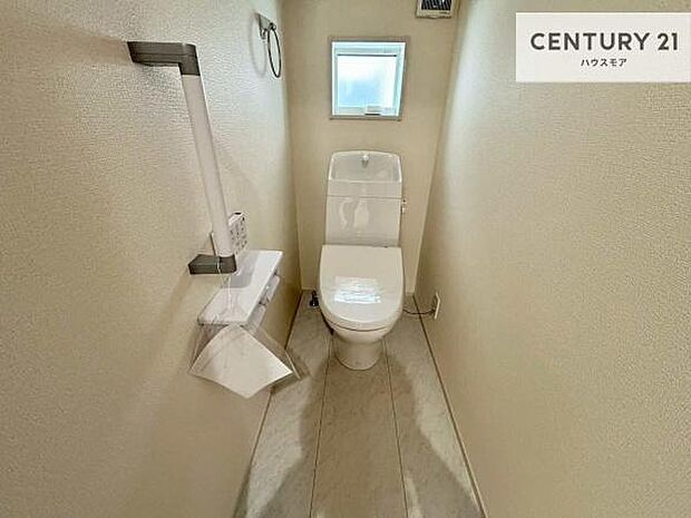 1・2階にトイレがございます!朝の忙しい時間帯も待たずにすみそうですね。白を基調とした清潔感のあるトイレでお手入れがしやすいです!