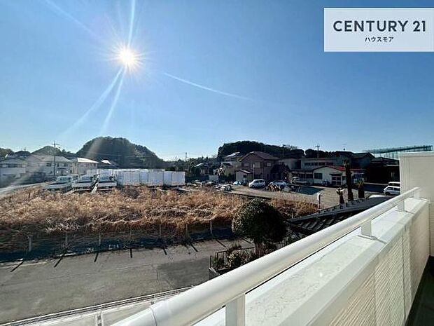 落ち着きある住宅街です!周囲には高い建物がなく、空が広く開放感があり、陽当たりを大きく遮られることもありません!気持ちの良い風が通り抜ける街並みです!