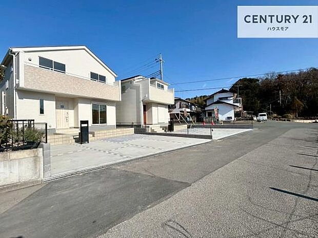 前面道路は6m!陽当り良好な立地です。車庫入れが苦手な方も安心ですね。