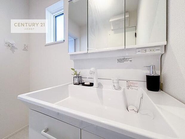 三面鏡で、洗面台が収納上手に。(同仕様)