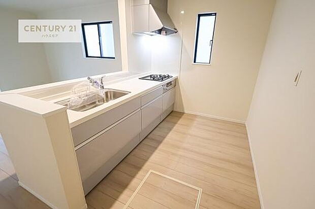 大人気の対面式システムキッチンを採用しています!ご家族のコミュニケーションが自然と増える設計です。お子様にも目が届くので嬉しいですね。収納力もあります!(同仕様)