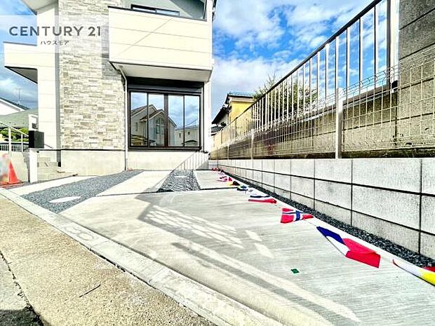 駐車スペースは2台分あります!セカンドカーはもちろん、バイクや自転車なども置き場所に困りません。